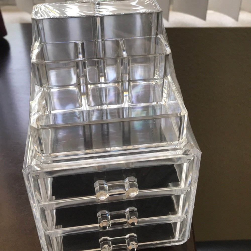 Acrylic makeup organizer